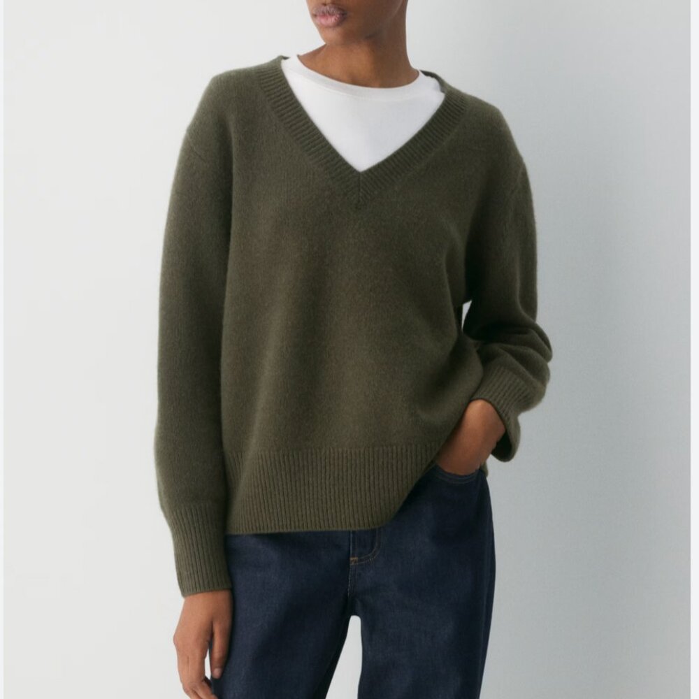 Aritzia plush cashmere v neck in dusty olive size XS